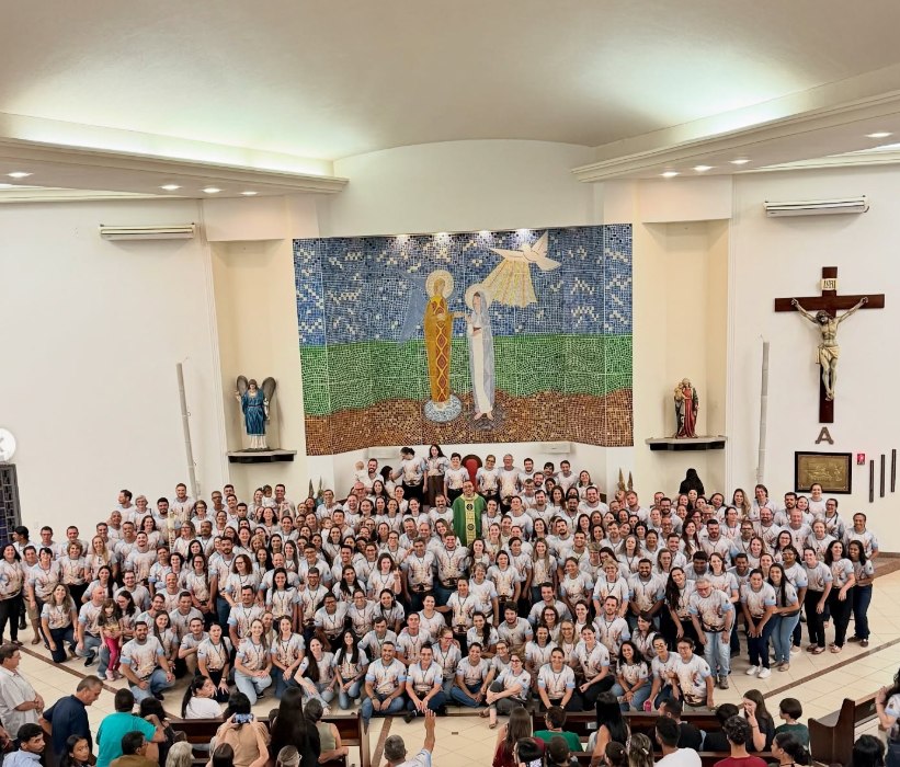 Grande encontro da comunidade dentro da igreja