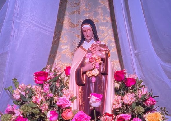 Imagem de Santa Terezinha cercada por rosas